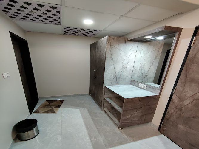 Hotel Ashirwad Deluxe Triple Room ( 1 Double Bed + 1 Single Bed ) 6