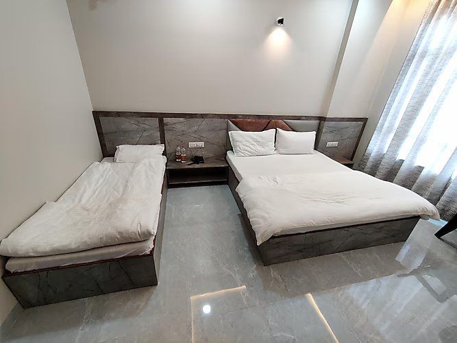 Hotel Ashirwad Deluxe Triple Room ( 1 Double Bed + 1 Single Bed ) 2