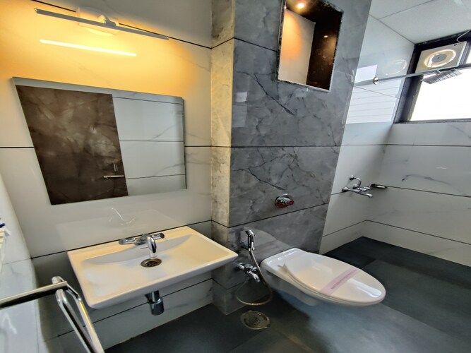 Hotel Ashirwad Deluxe Double Room 4