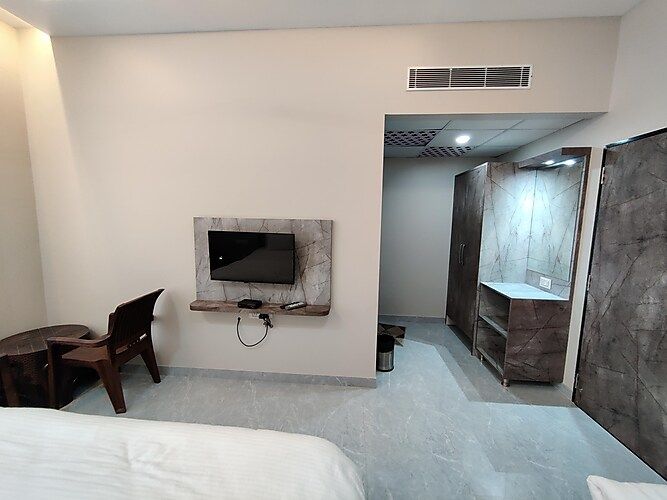 Hotel Ashirwad Deluxe Triple Room ( 1 Double Bed + 1 Single Bed ) 7