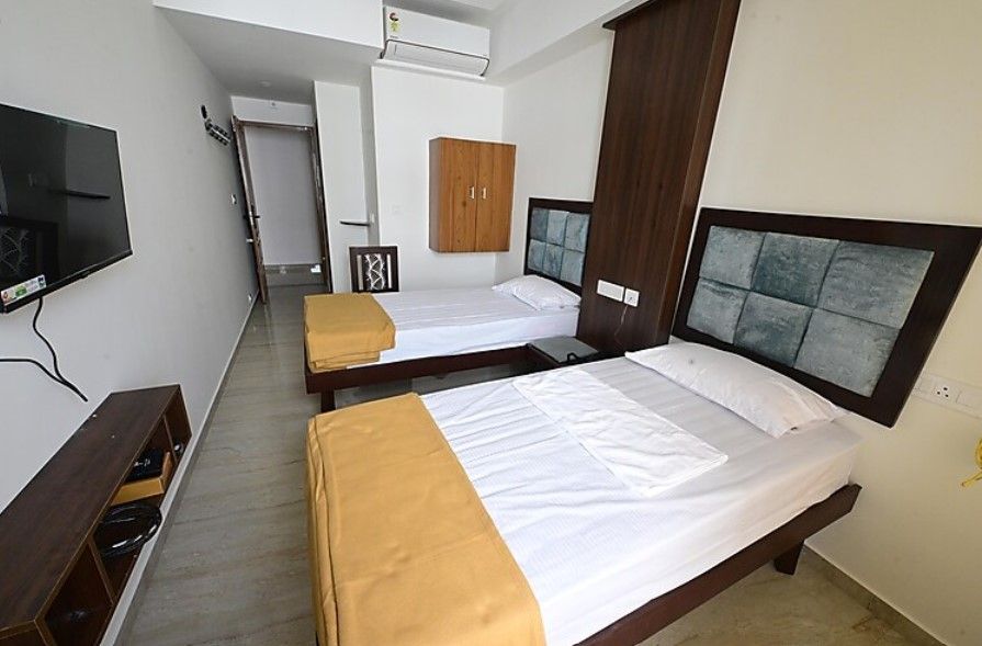 Standard Twin Bed Room with City View