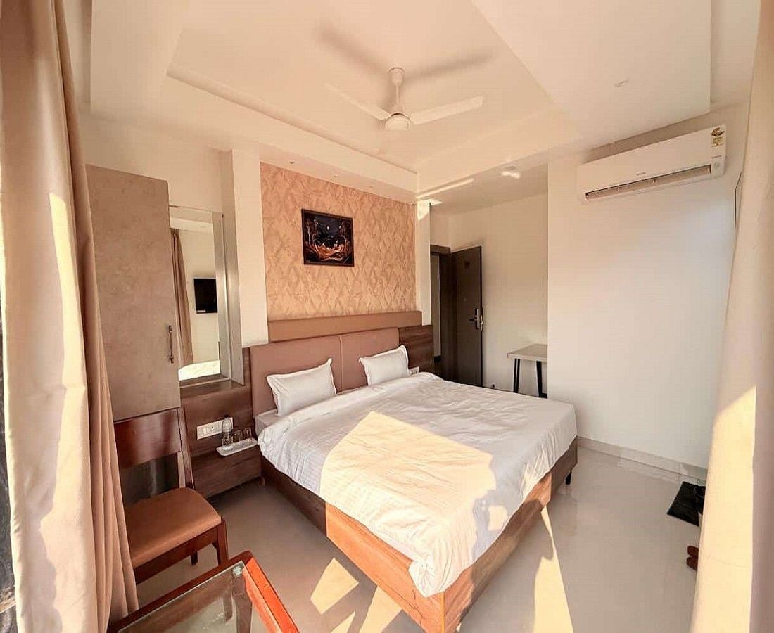 Hotel Khushi stay Deluxe Room 2