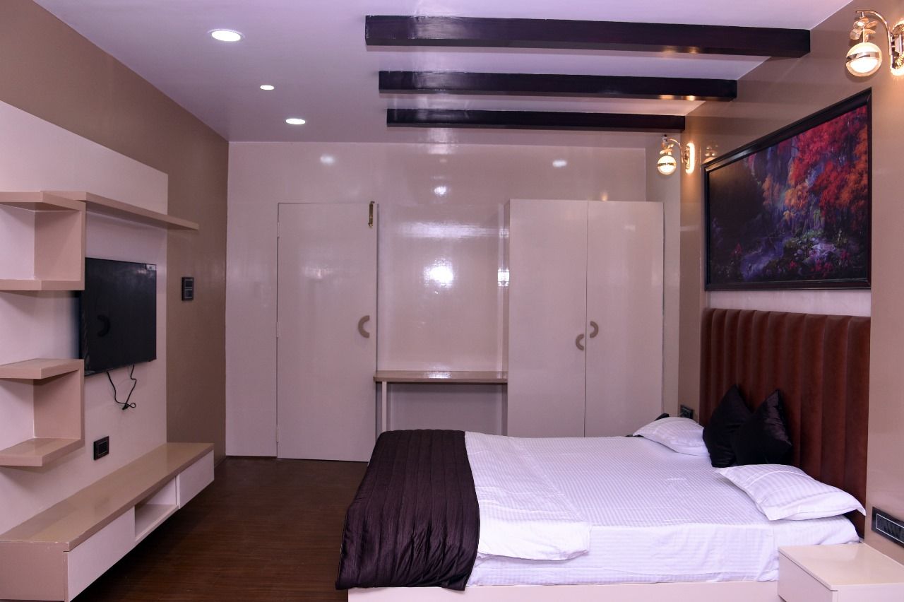 EXECUTIVE ROOM