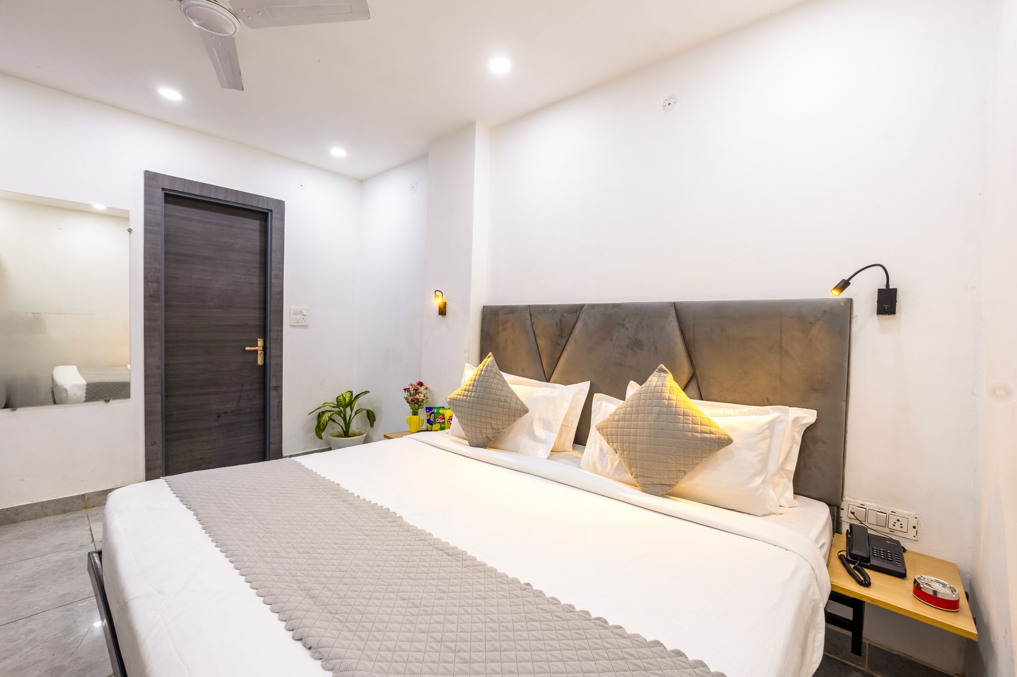  Hotel Admire Inn Sector 104 By ASPL Deluxe Room 6