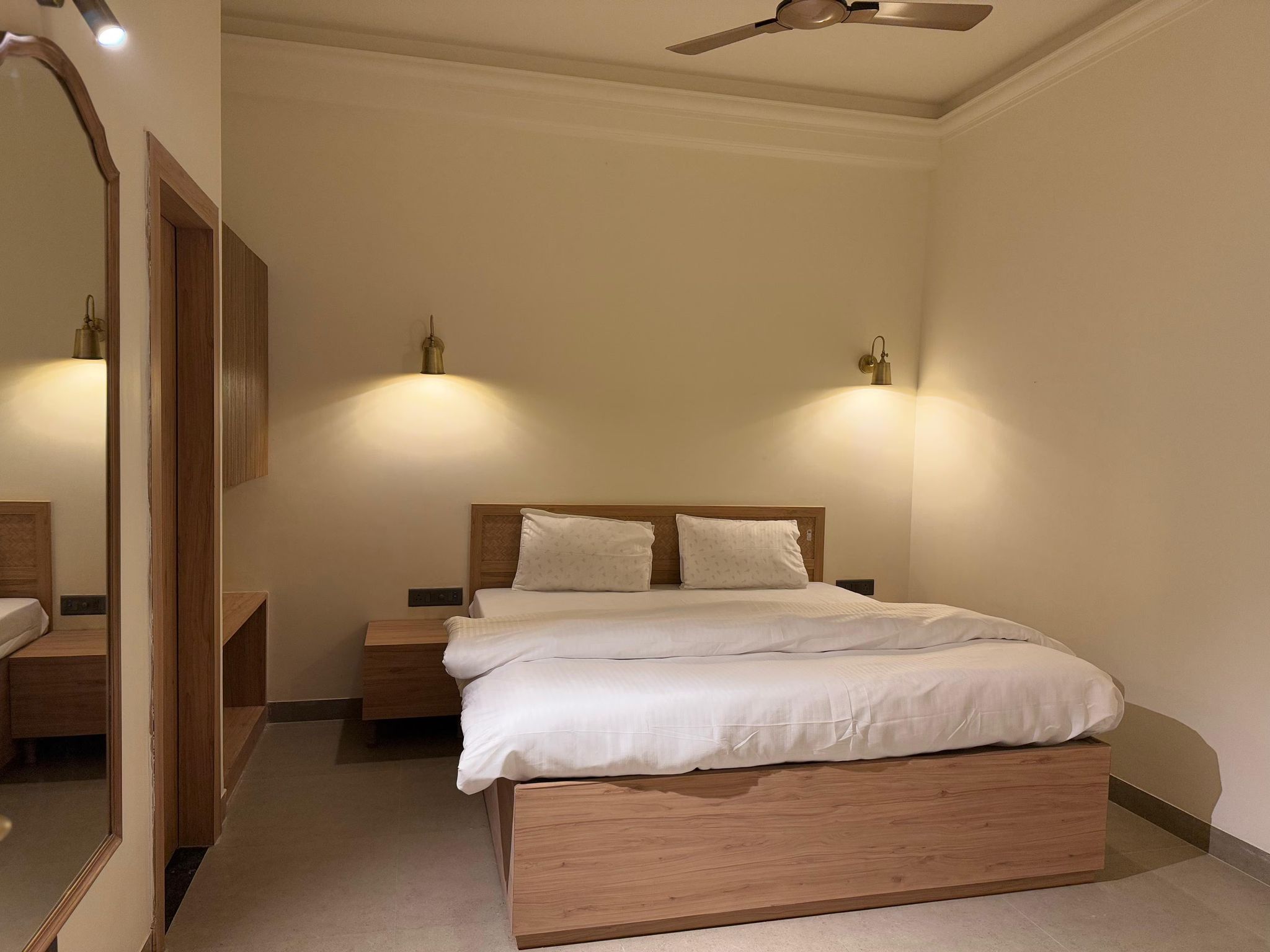 RADHE KRISHNA RESIDENCY Deluxe Room 2