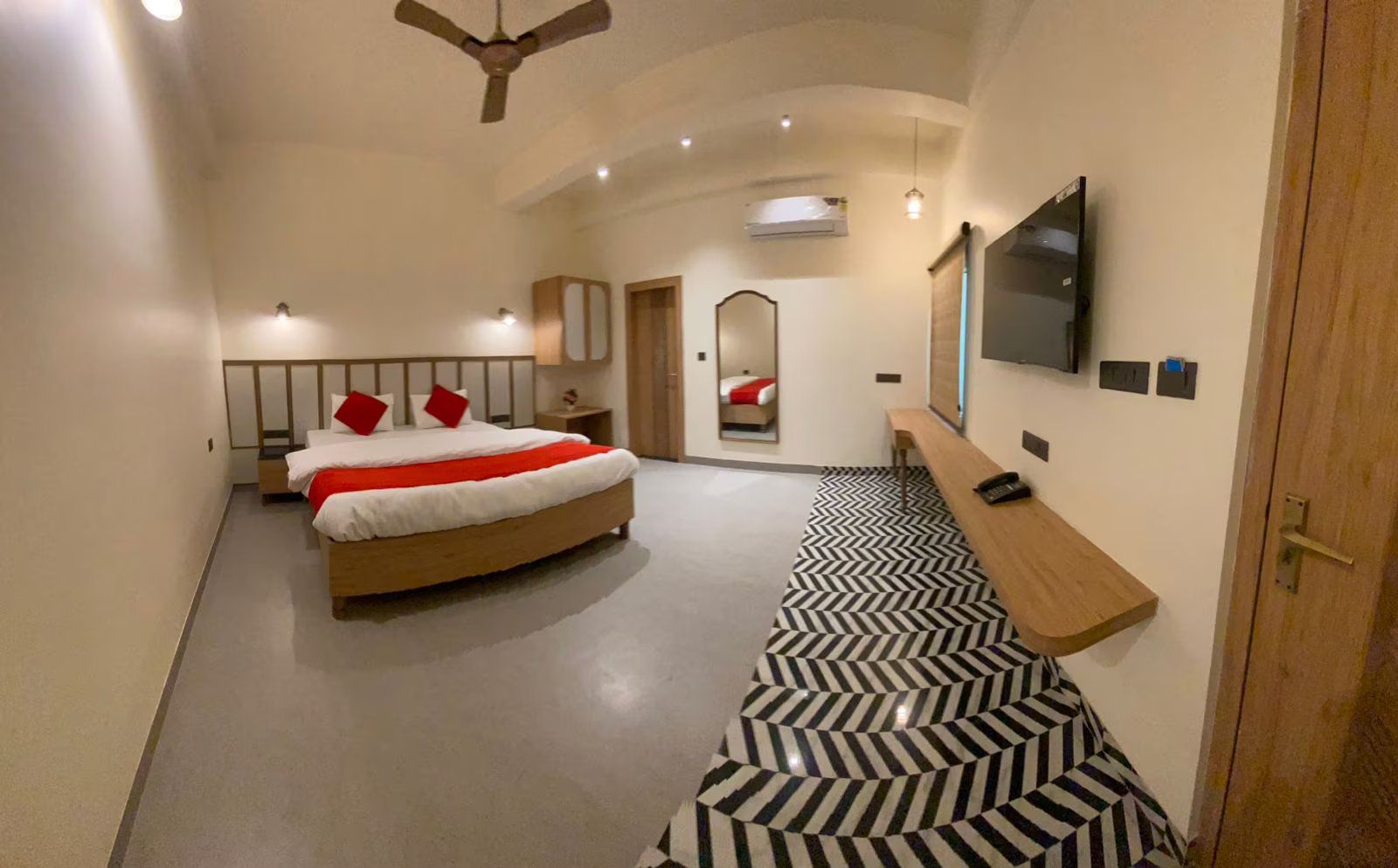 RADHE KRISHNA RESIDENCY Deluxe Room 4