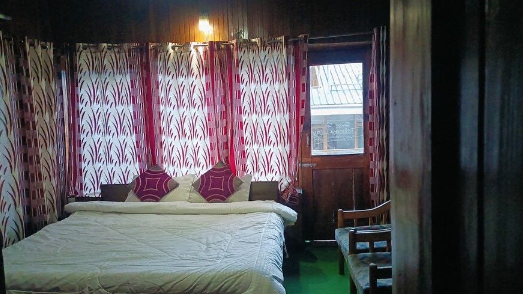 Semi Deluxe Room