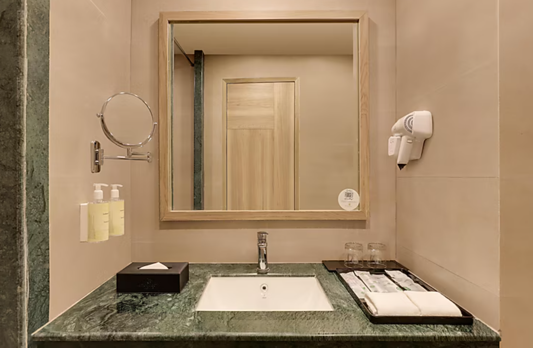 Deluxe King Room with Mountain View