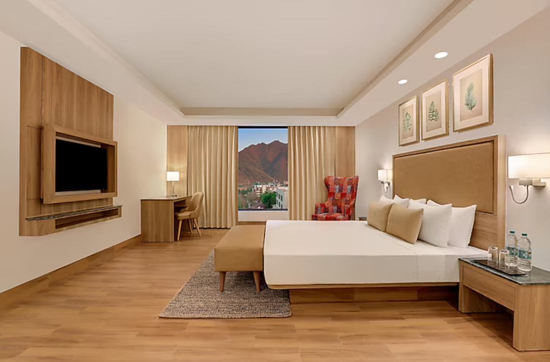 Deluxe King Room with Mountain View