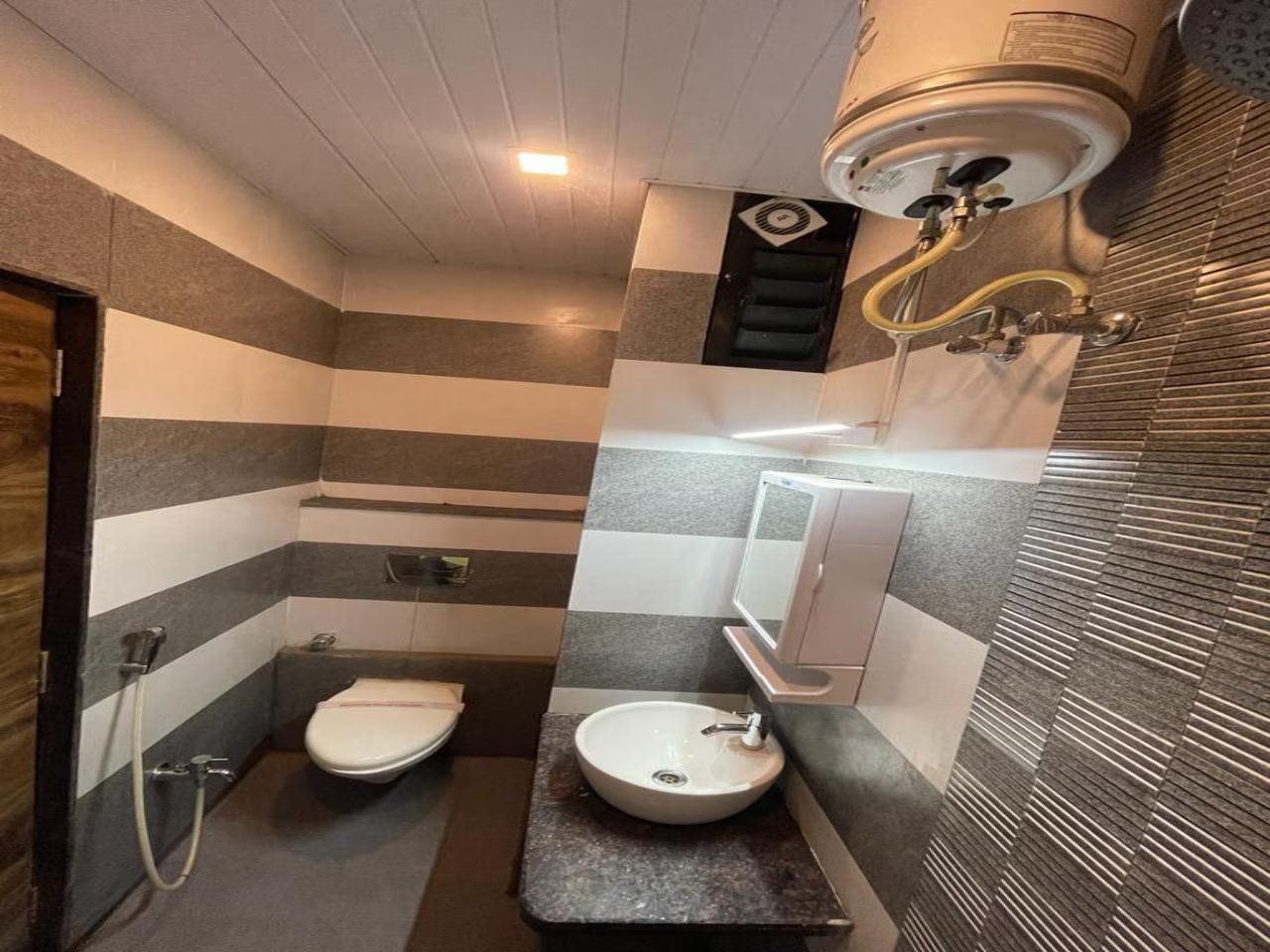 Hotel Maulshree Deluxe AC Room 7