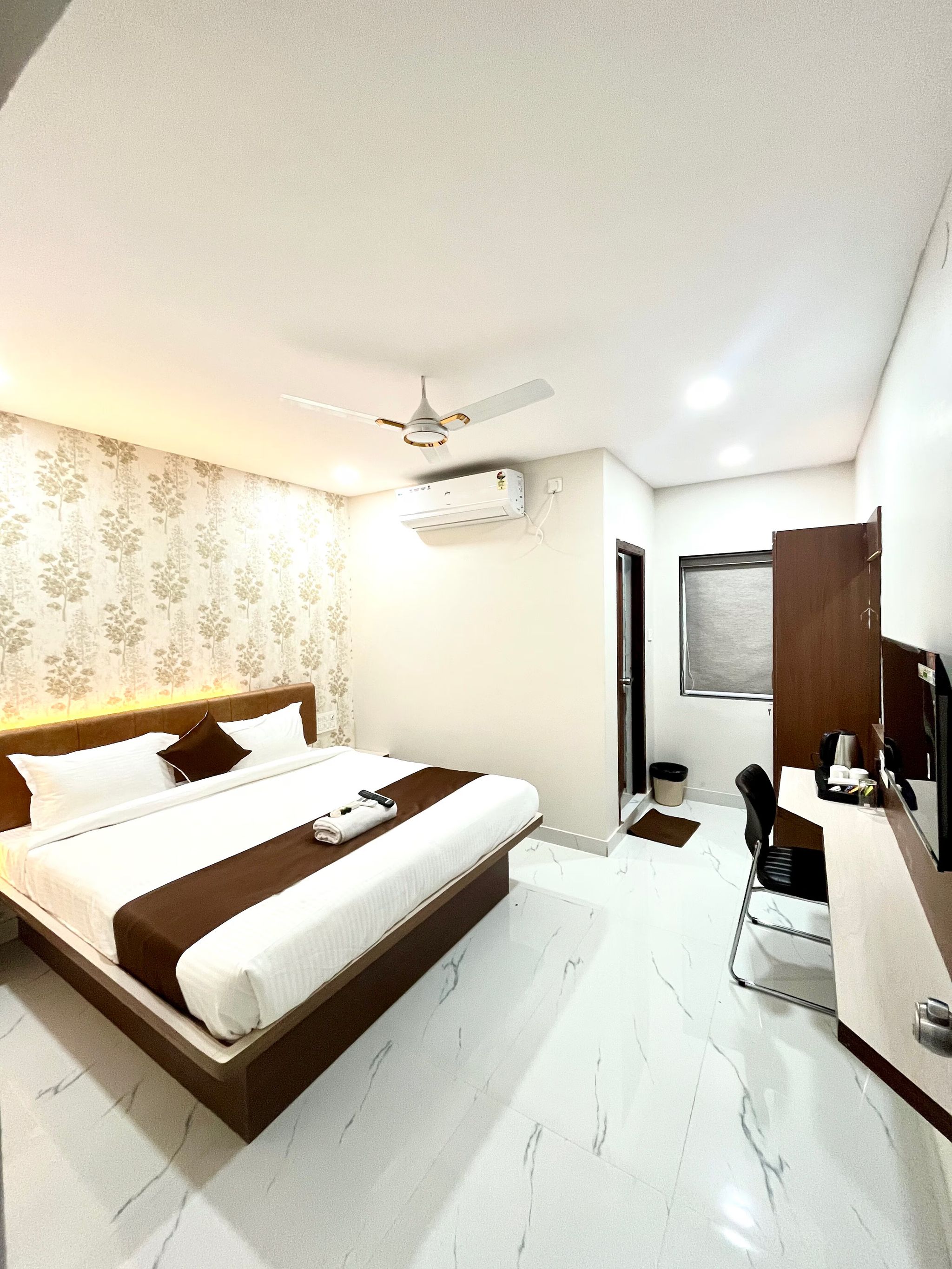 DELUXE ROOM