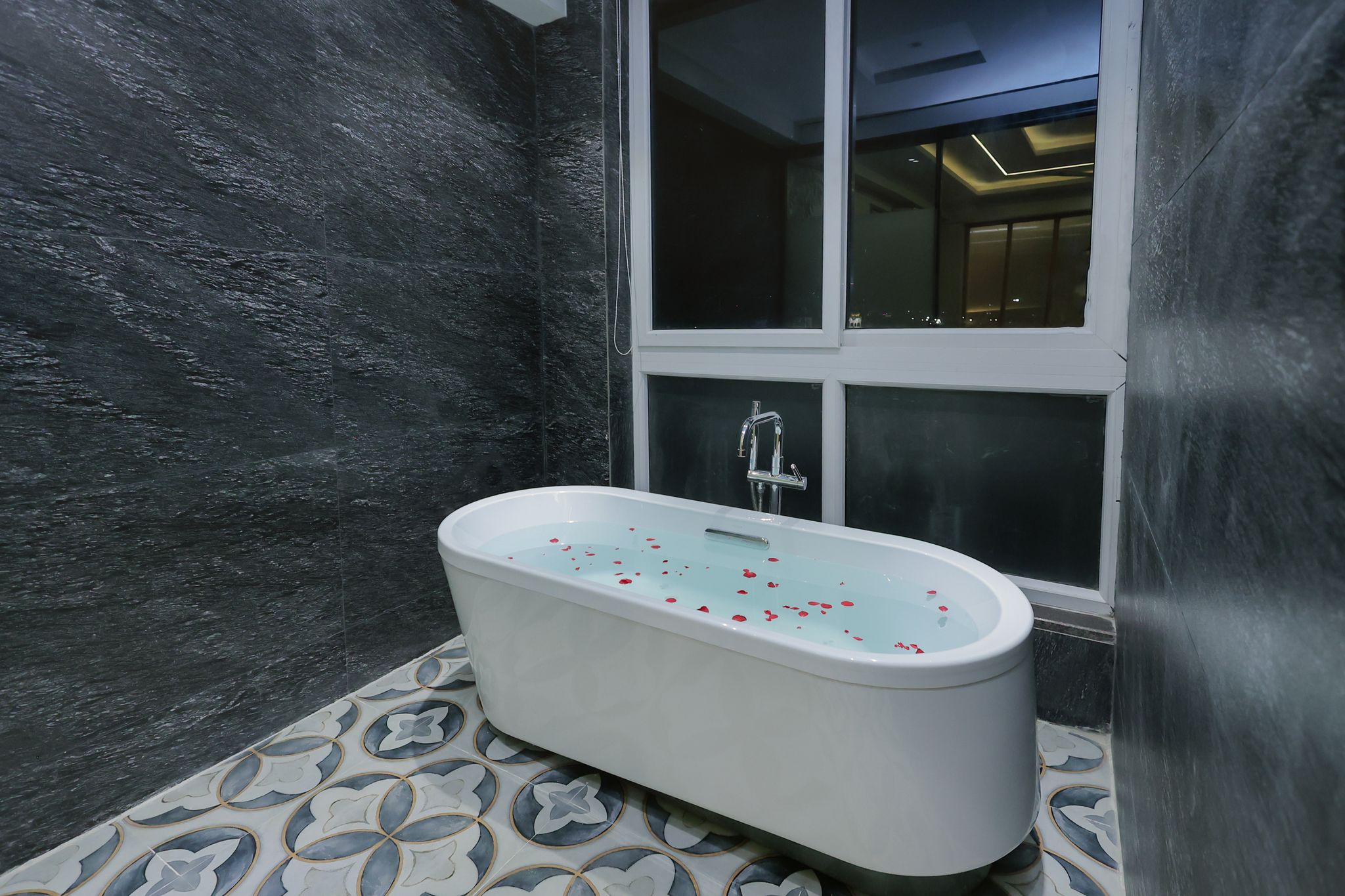 Luxury Suite  with Bathtub