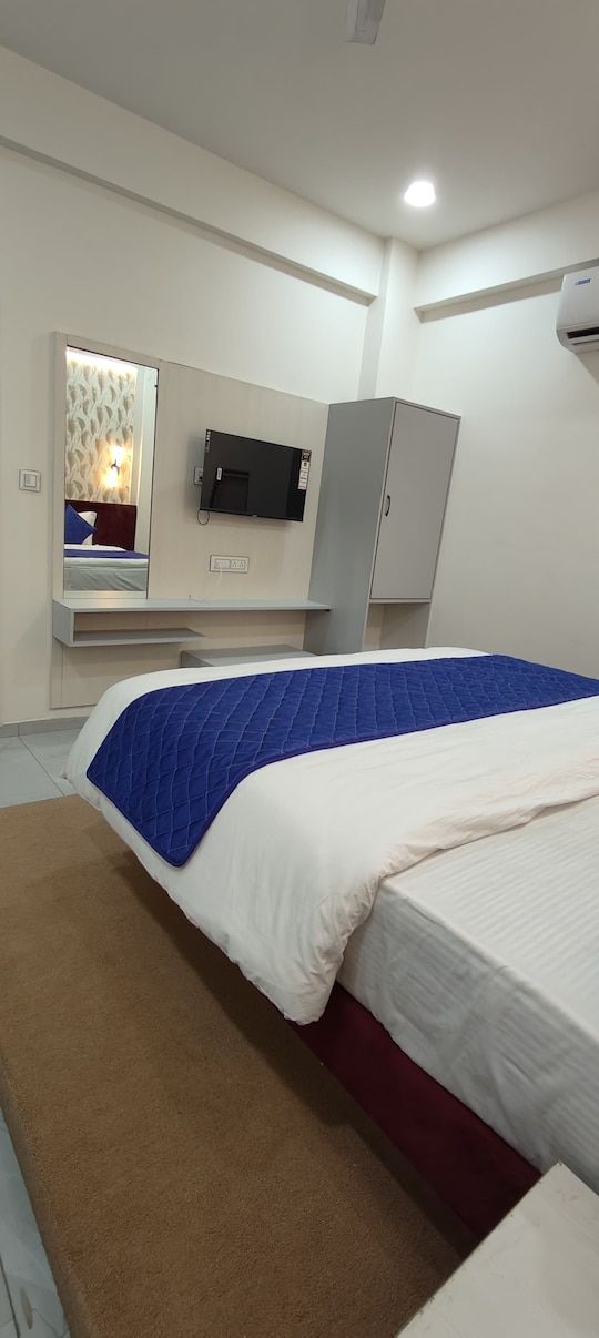 Hotel Beverly Deluxe Room 8