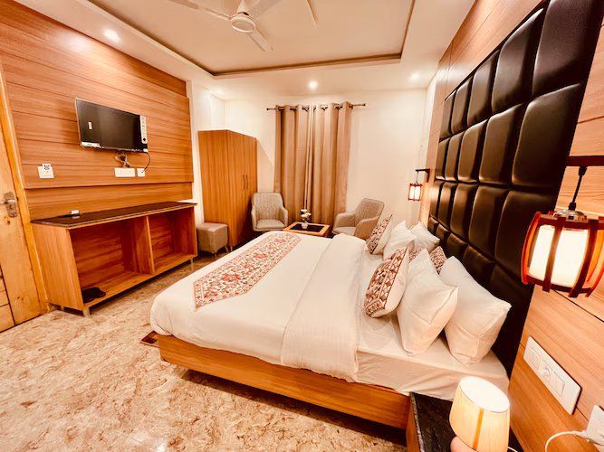 The Classic Crown Hotel  Deluxe Room (Non-View) 3