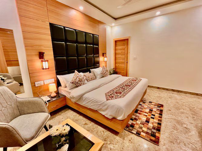 The Classic Crown Hotel  Deluxe Room (Non-View) 4