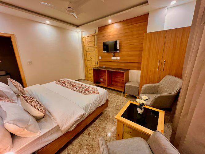 The Classic Crown Hotel  Deluxe Room (Non-View) 5