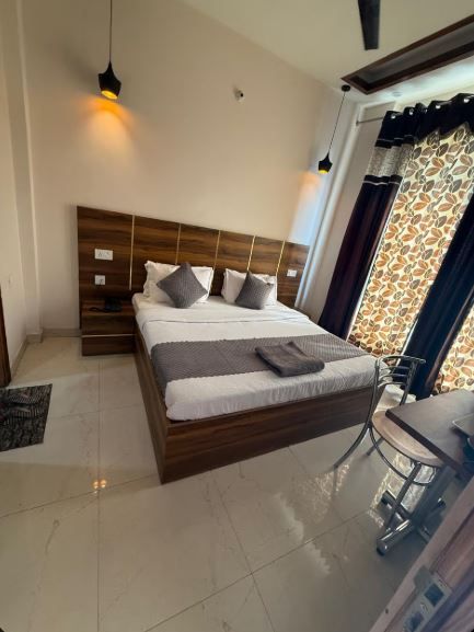 Hotel Kartik Deluxe Room 9