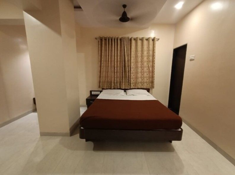 Girija Payyade Hotel AC ROOM 4