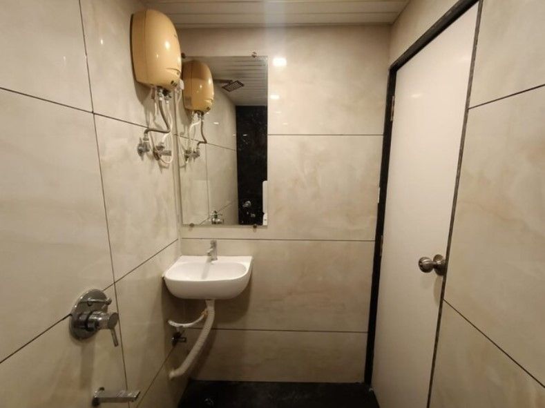 Girija Payyade Hotel AC ROOM 5