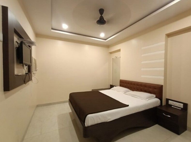Girija Payyade Hotel AC ROOM 3