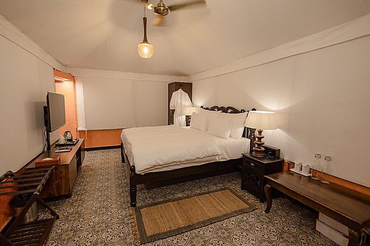 D C BOUTIQUE HOUSE SILVER TENT 2