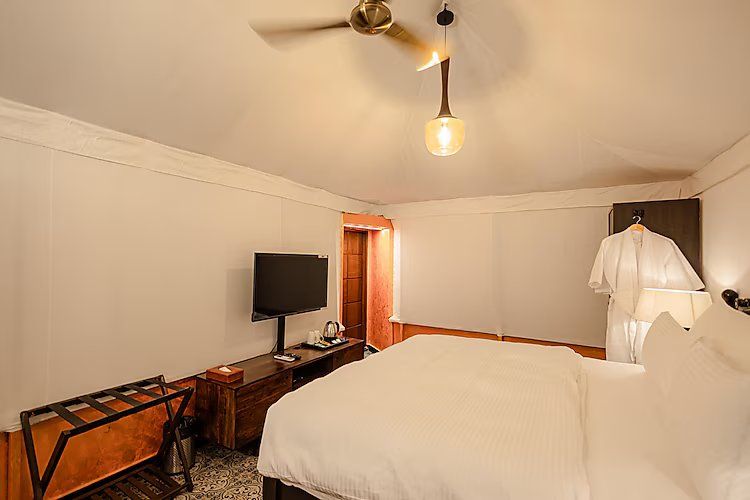 D C BOUTIQUE HOUSE SILVER TENT 3