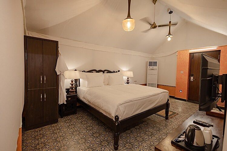 D C BOUTIQUE HOUSE SILVER TENT