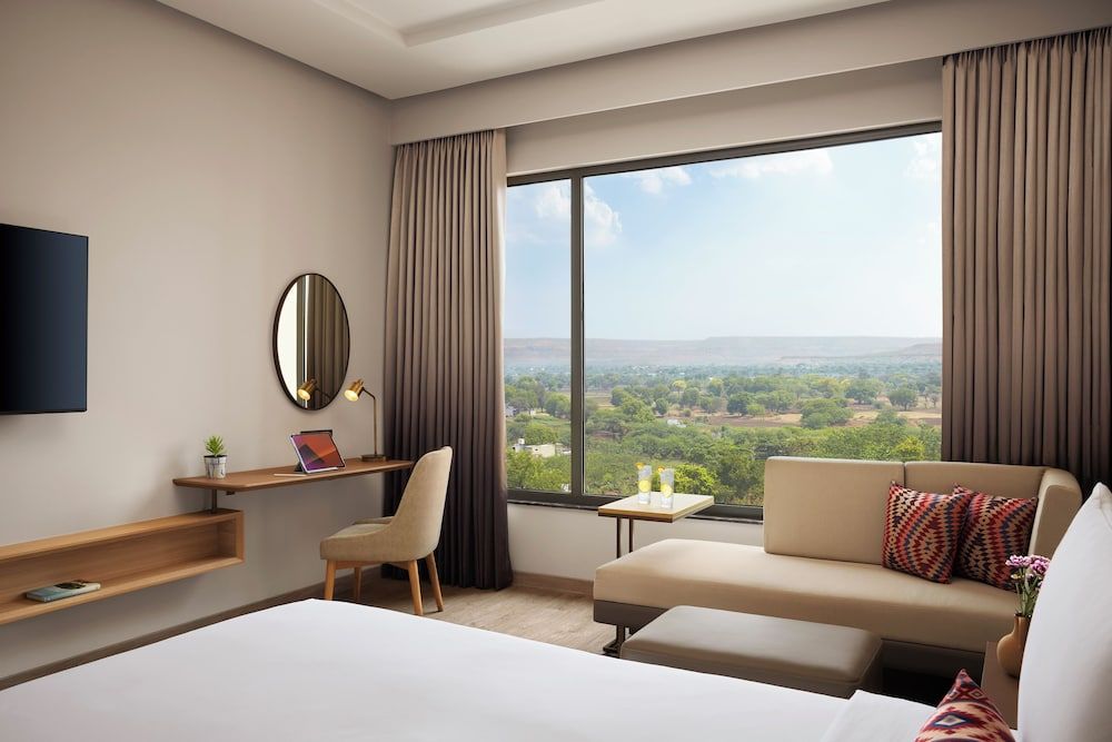 Basic Room, 1 King Bed, Pool View