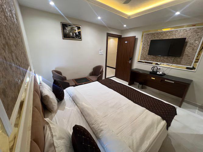 Hotel Sundaram Continental Deluxe Room 3