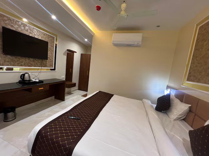 Hotel Sundaram Continental Deluxe Room 8