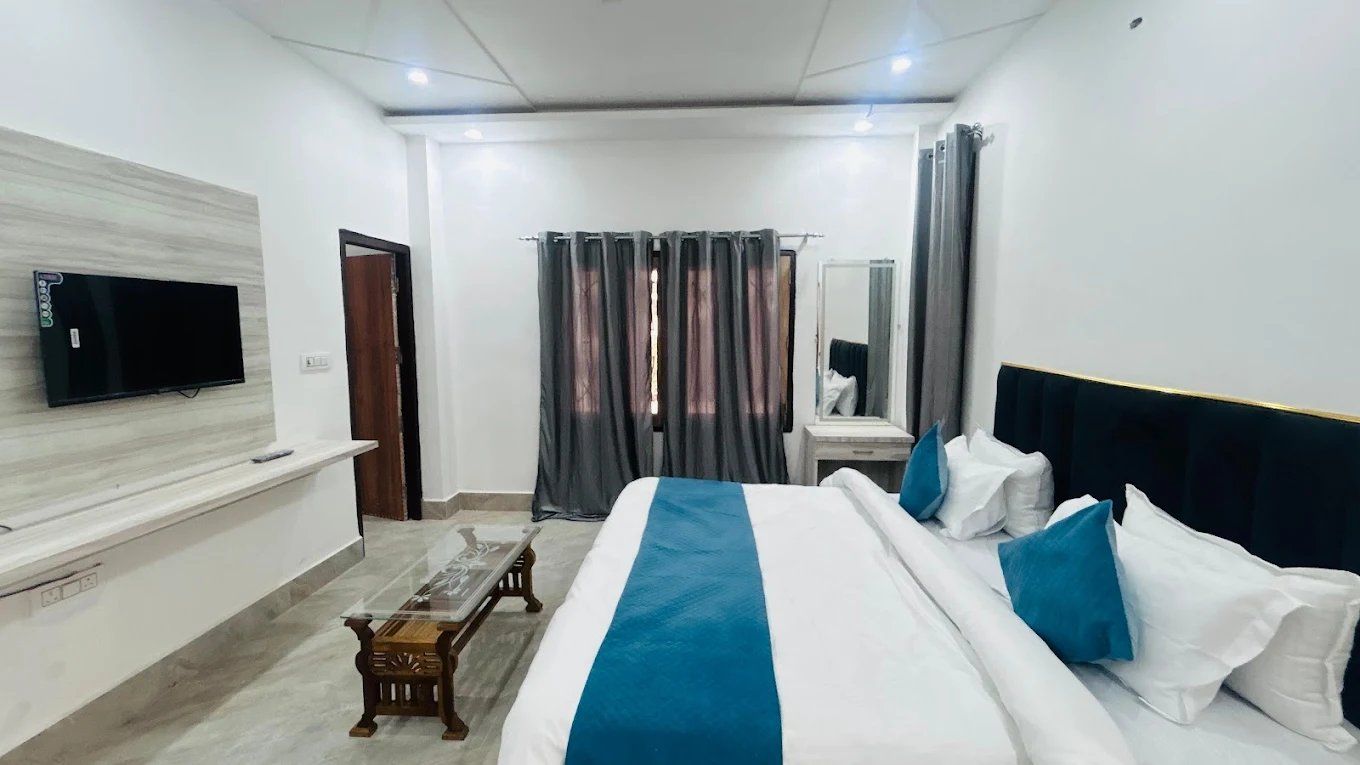 The Grand Palace Deluxe Room 4