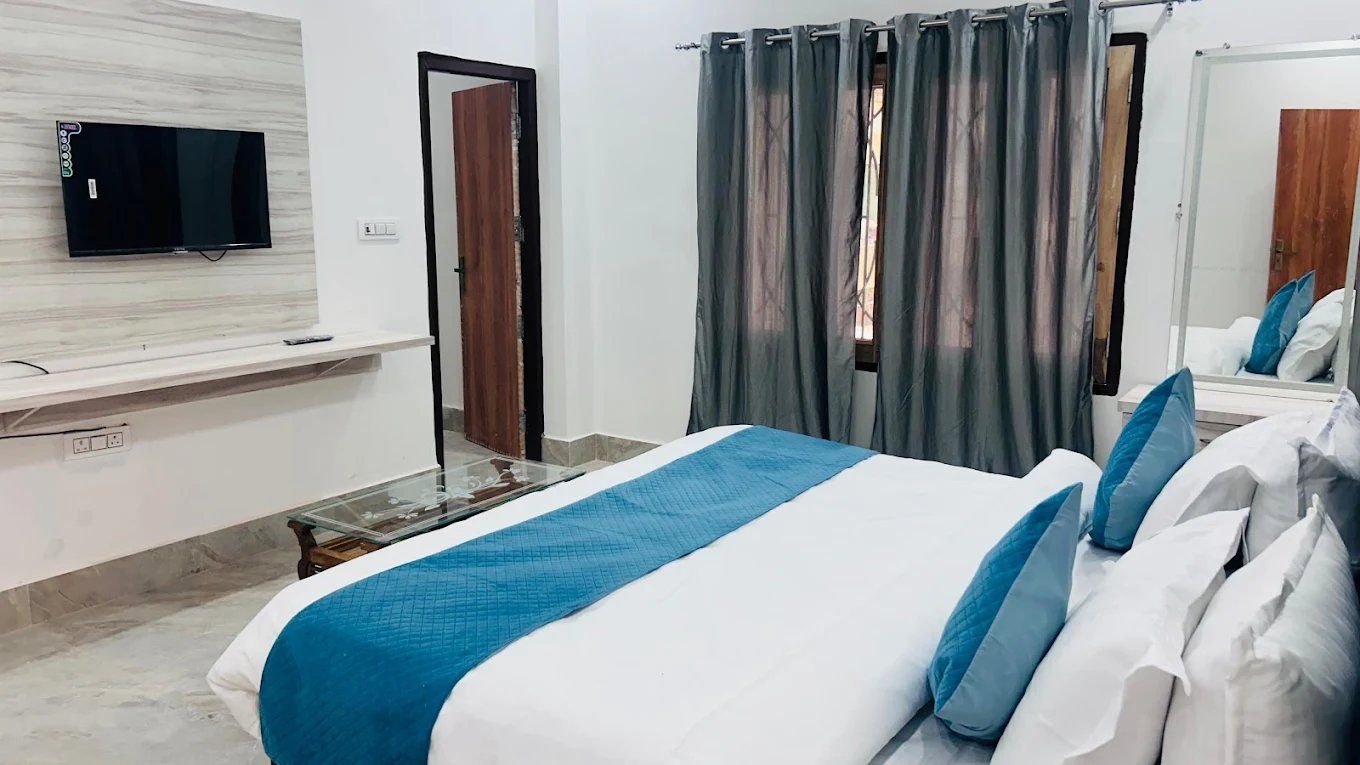 The Grand Palace Deluxe Room 5