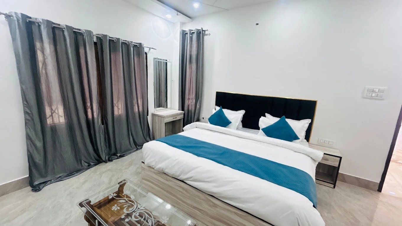 The Grand Palace Deluxe Room 2