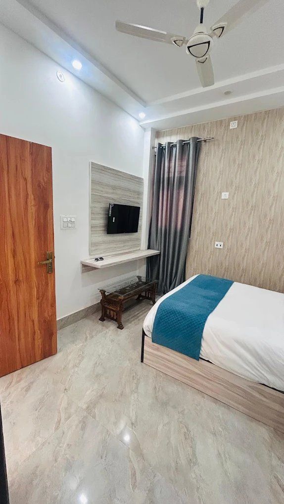 The Grand Palace Deluxe Room 8