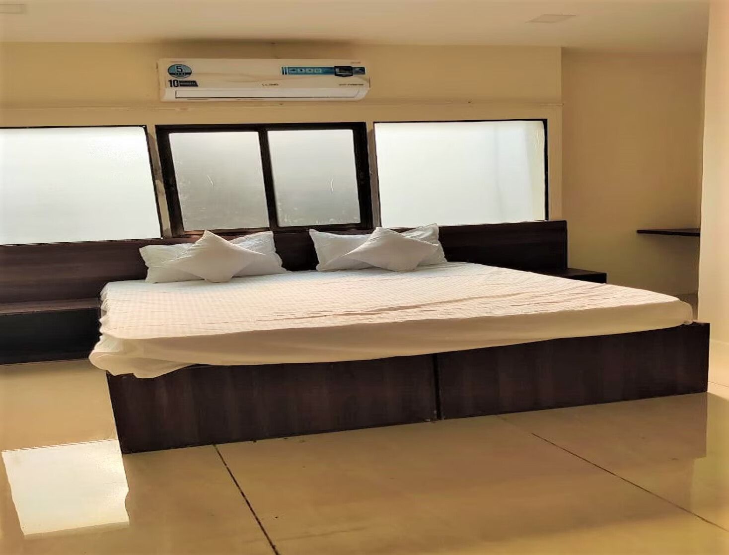 Hotel Guru Inn Deluxe AC Twin Bed 2