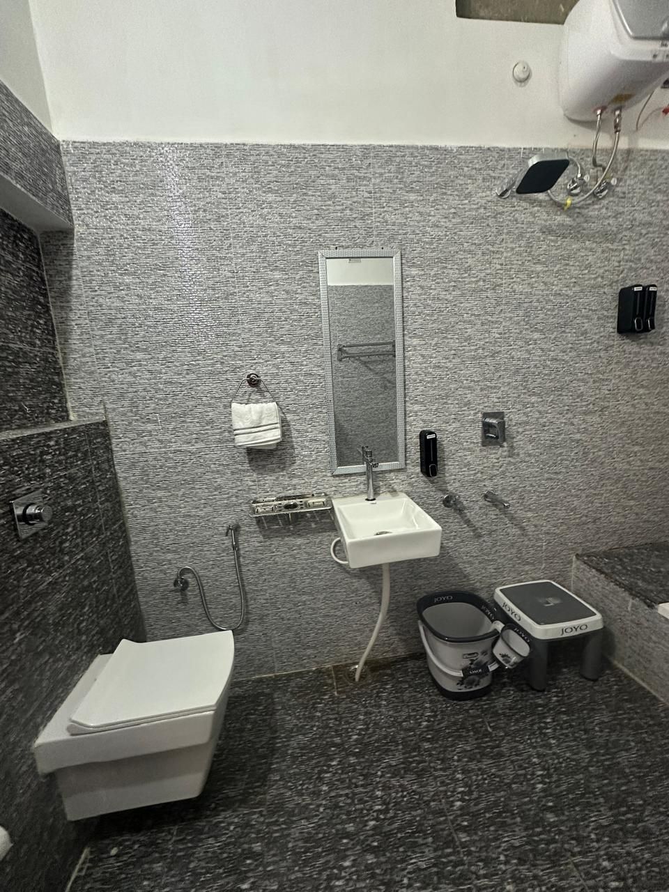 Geetatri Luxury Home Stays Deluxe Room 7