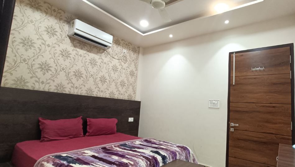 Deluxe Room ( Unmarried Couple Not Alowed)