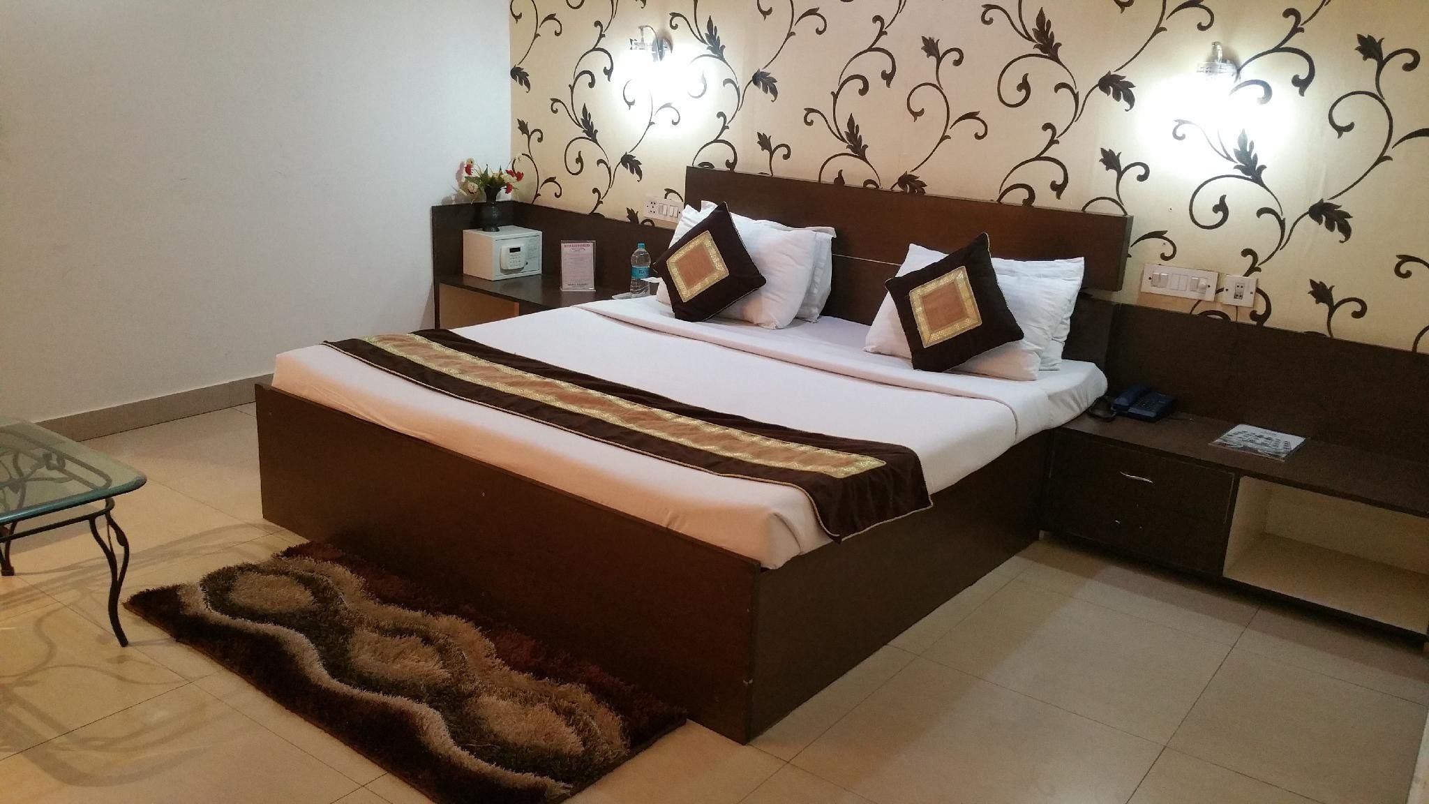 Hotel the Taksonz, Ludhiana Standard Room 2