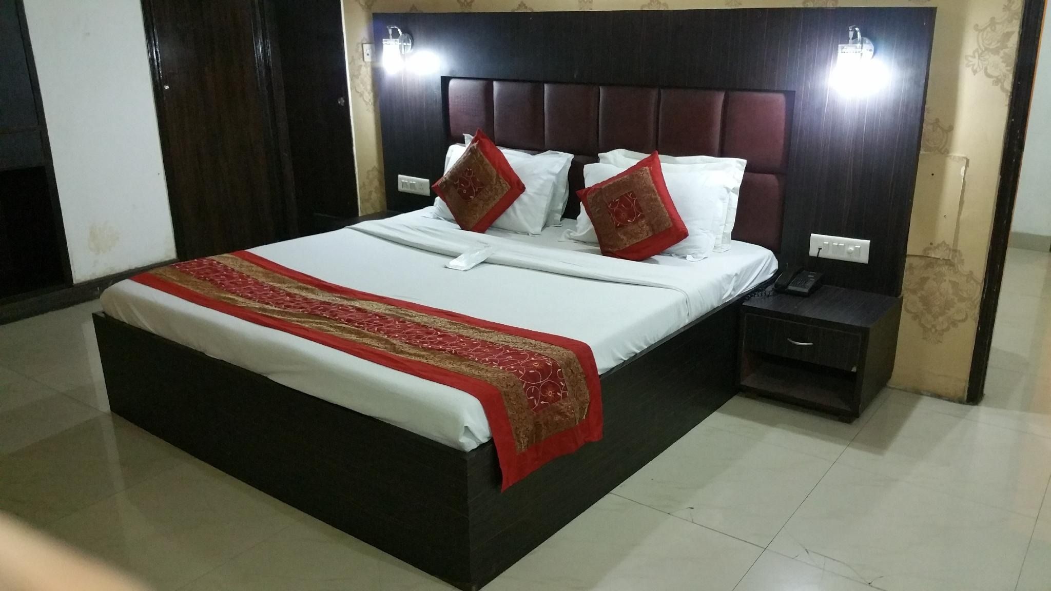 Hotel the Taksonz, Ludhiana Standard Room 4
