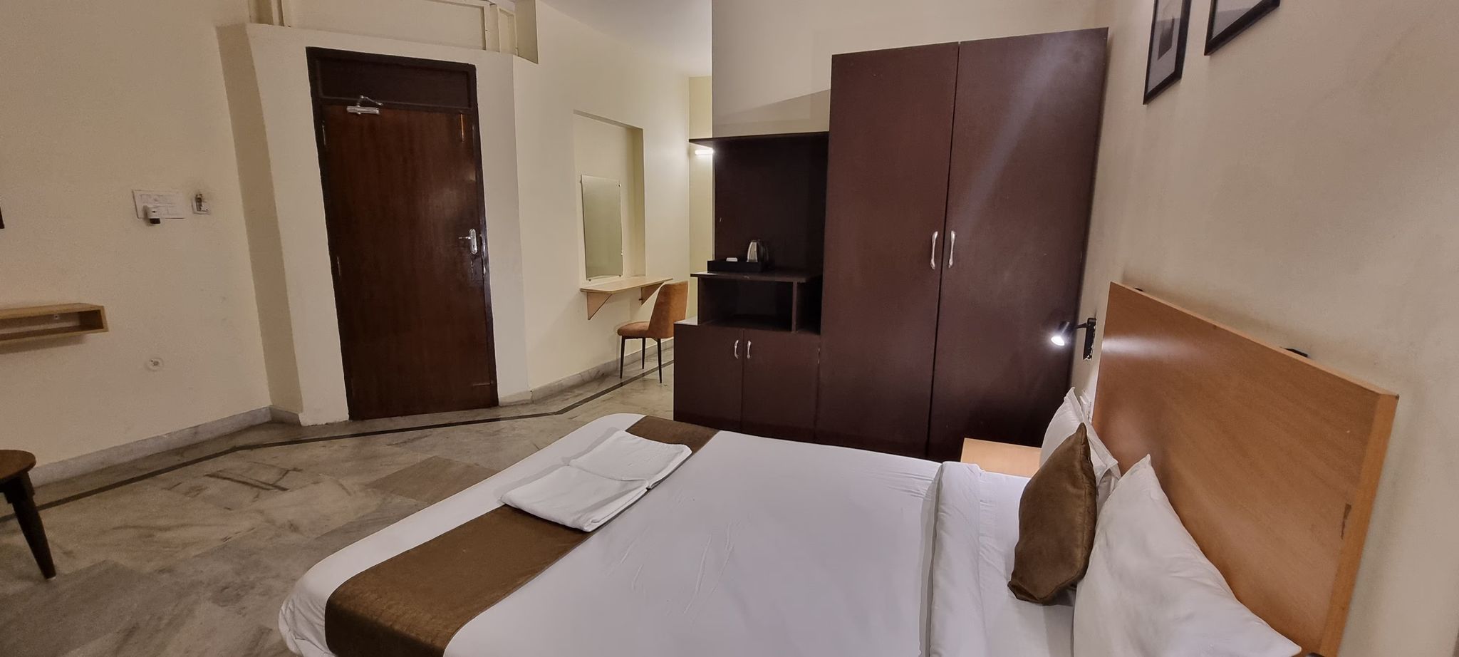 De Roy Inn Comfort Room 2