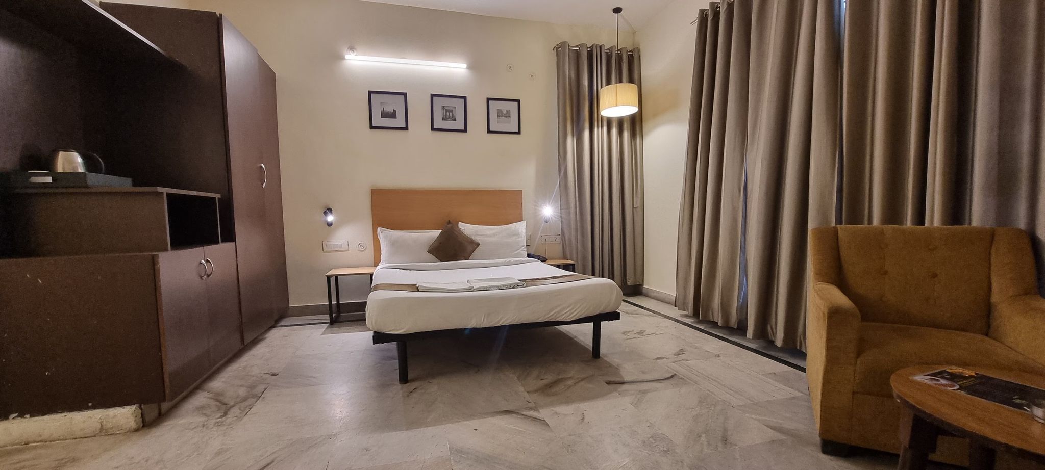 De Roy Inn Comfort Room