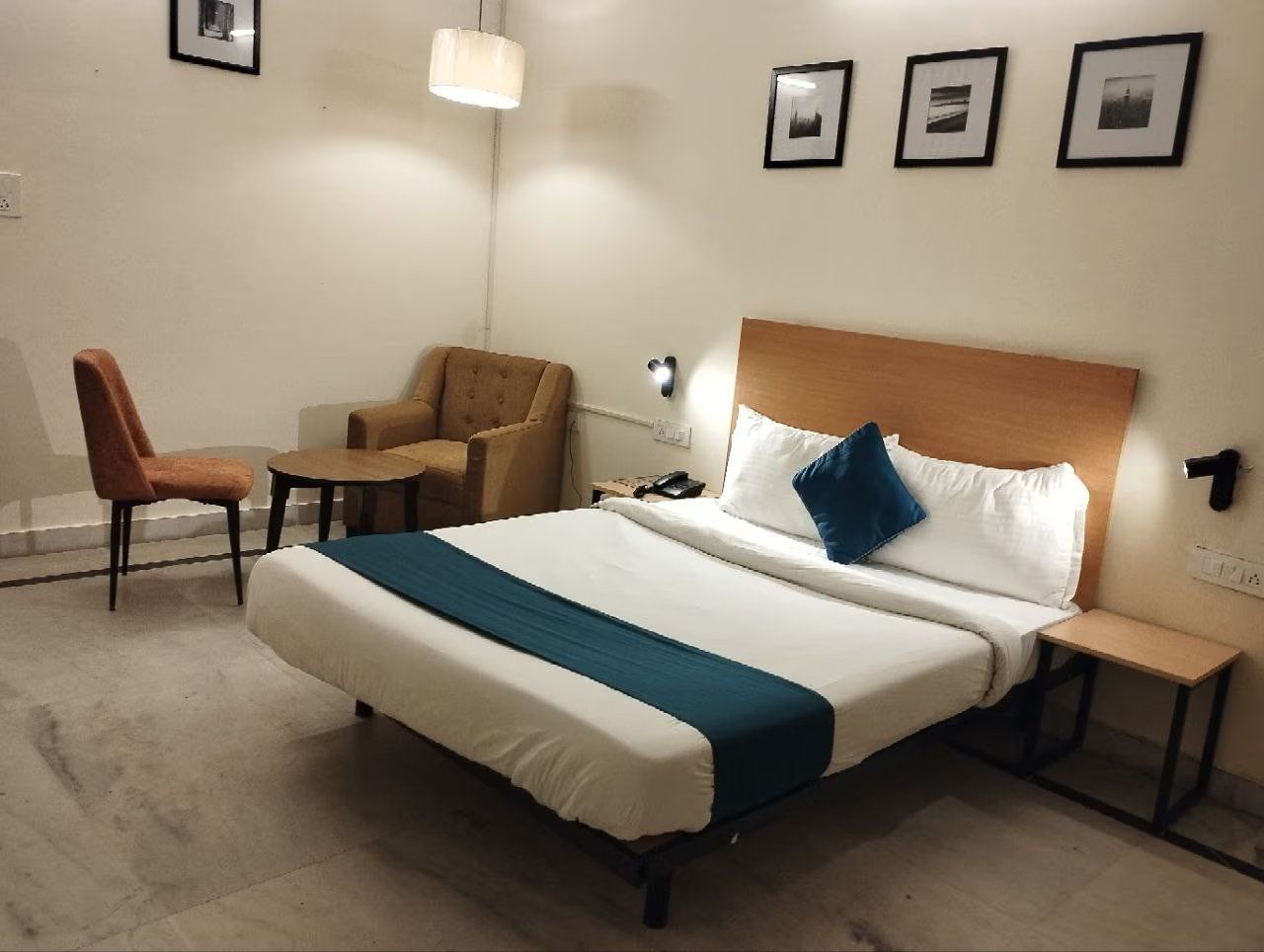 De Roy Inn Comfort Room 3