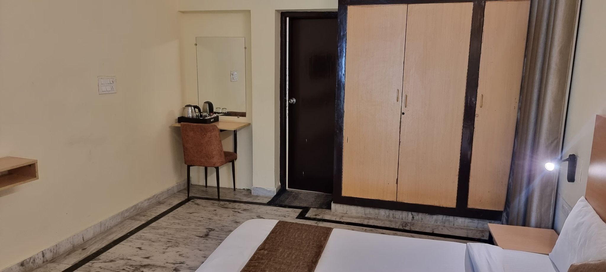 De Roy Inn Comfort Room 4