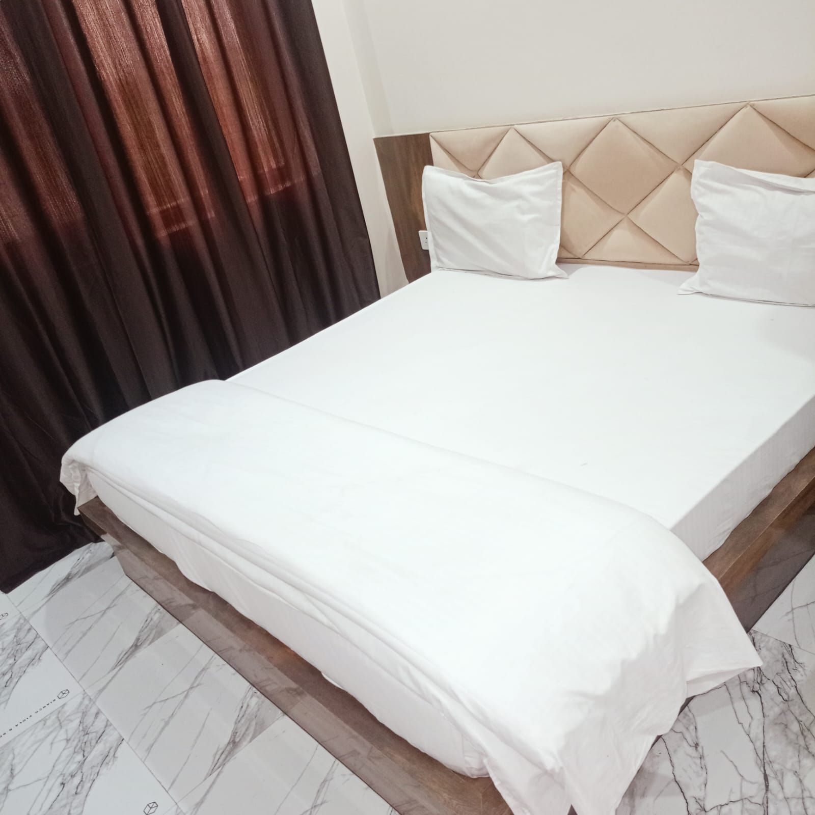  Lucknow Luxury Hotel And Restaurant Deluxe Room 5