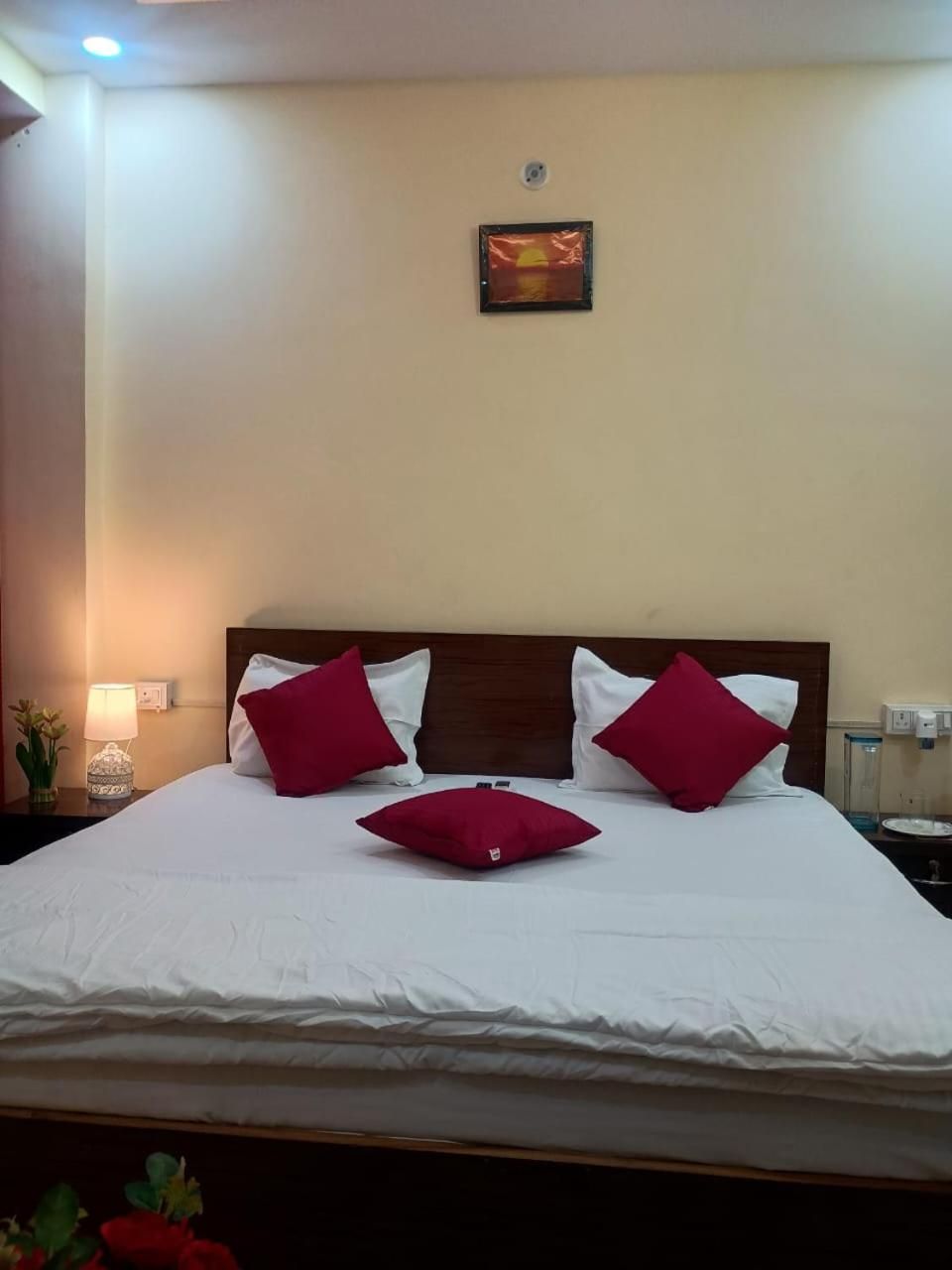  Lucknow Luxury Hotel And Restaurant Deluxe Room 7