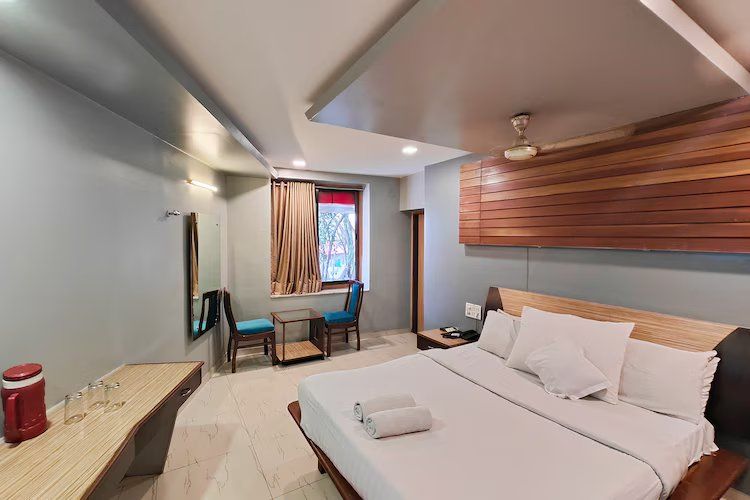 Superior room with bathtub