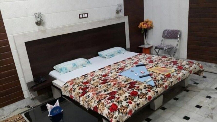 Hotel Khurana Palace Deluxe A/C Room 3