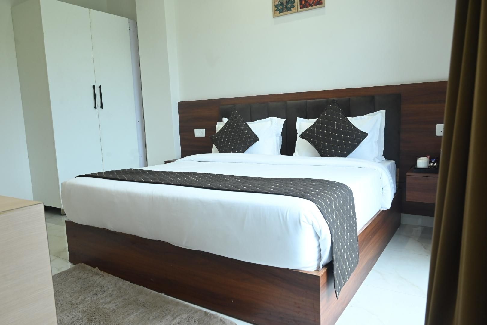 Hotel Paonta Paradise  Deluxe Room 3