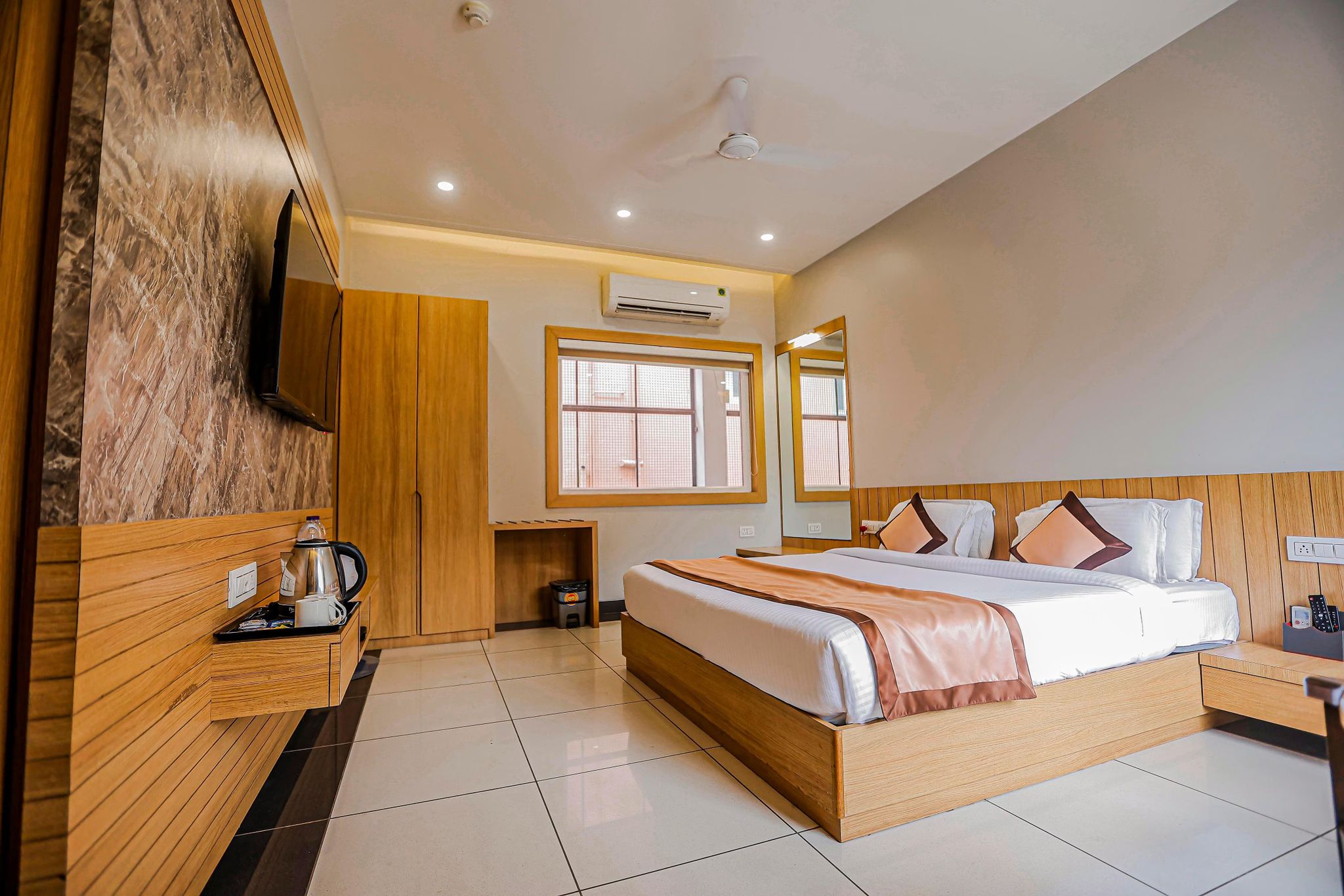 Hotel Mukut Mani Deluxe Room with Balcony 3