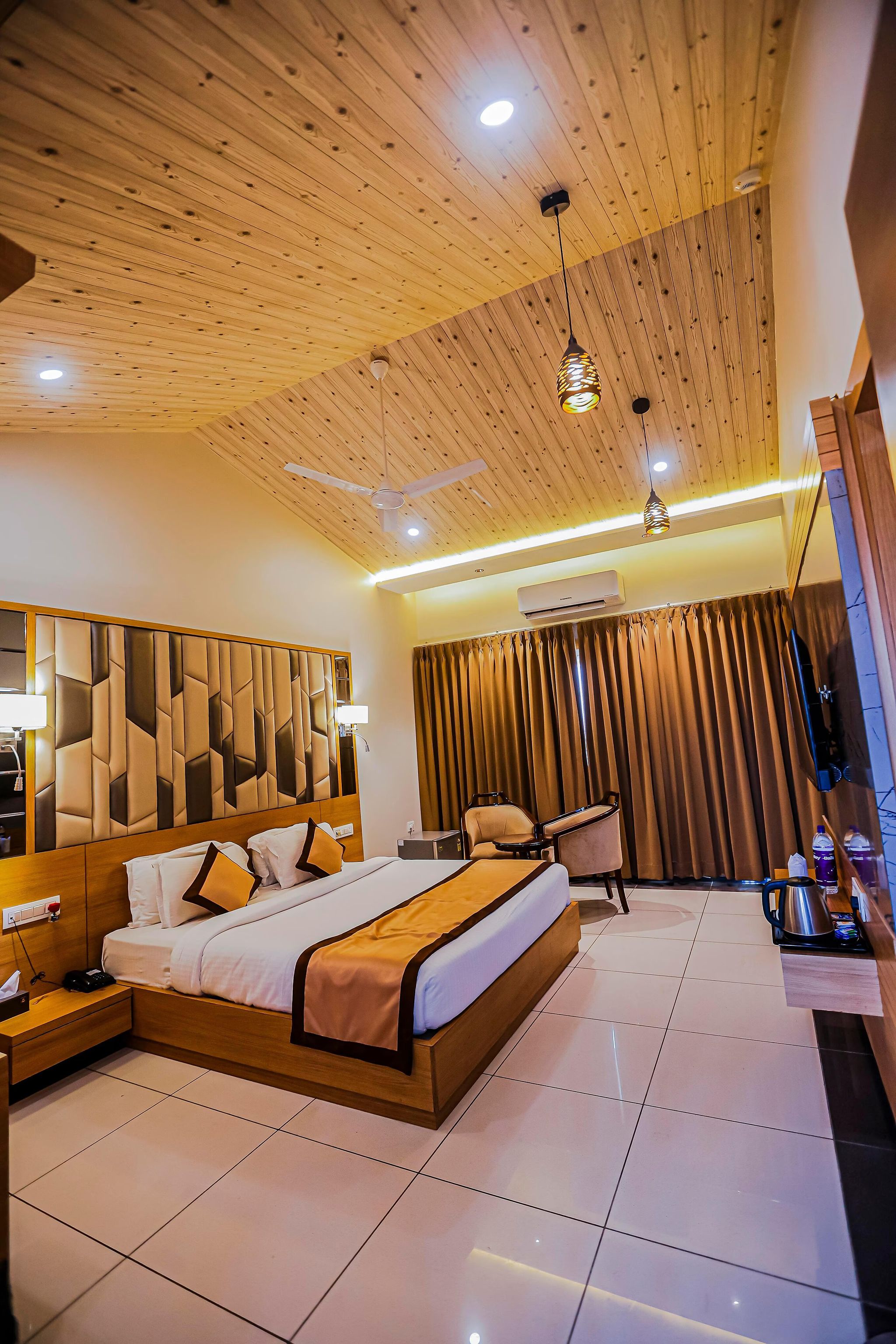Hotel Mukut Mani Super Deluxe Room with Balcony 7